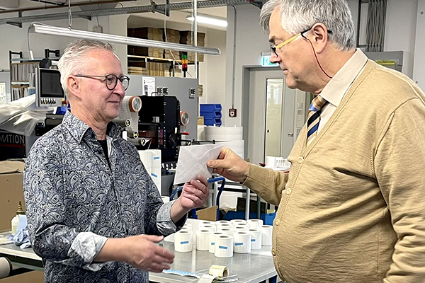 Wolfgang Wochele erhält von Geschäftsführer Alex Schickel eine Gratifikation für ein Viertel Jahrhundert Betriebszugehörigkeit Wolfgang Wochele erhält als Zeichen der Anerkennung einen Bonus