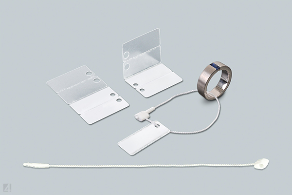 WrapTag von eXtra4 Labelling Systems als Anhänge-Etikett 35 2745 K1 Jetzt ab Lager erhältlich: die patentierte Etiketten-Entwicklung WrapTag von eXtra4 Labelling Systems als Anhänge-Etikett