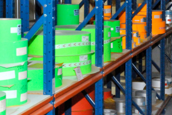 Material-Lager bei eXtra4 Labeling Systems mit einer Vielfalt an Etiketten-Materialien Material-Lager bei eXtra4 Labeling Systems mit einer Vielfalt an Etiketten-Materialien